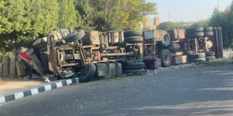 إصابة سائق فى حادث اصطدام سيارة نقل ثقيل بسور فيلا بمنطقة التجمع